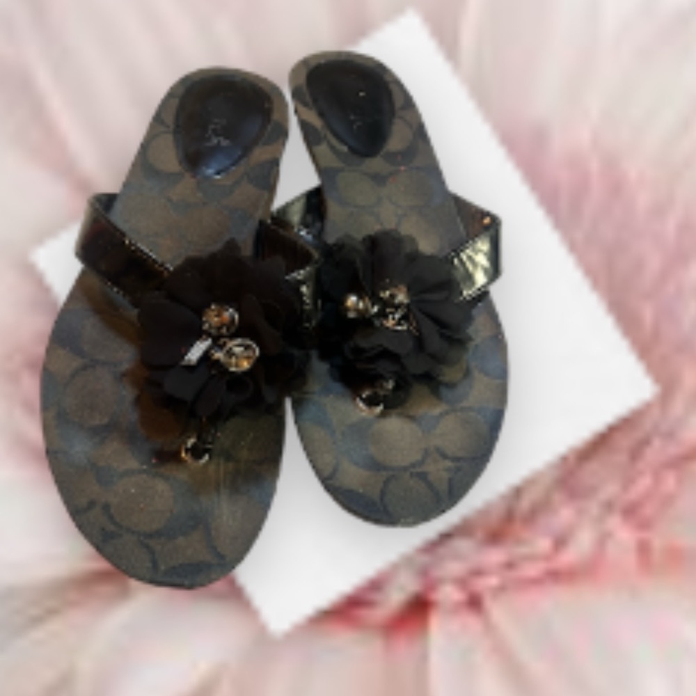 Coach Serenity Sandal Thong Slides Sz 6.5 Patent Leather Black Logo Flower Pearl